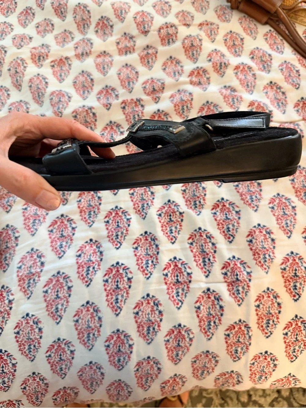 NWOT. Minnetonka Black T-Strap Comfort Sandals